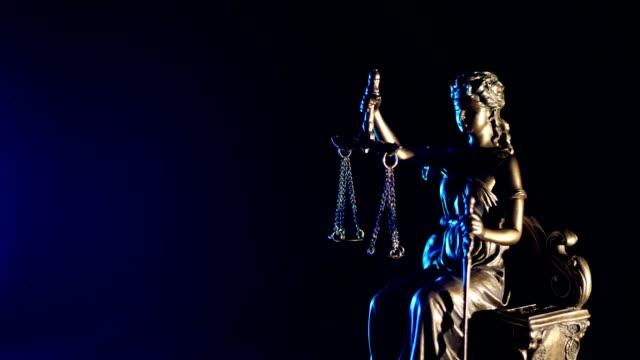 Die-Statue-der-Gerechtigkeit---dunkelblauen-Hintergrund