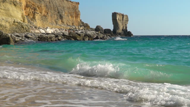 Porto-Miggiano-Beach,-Santa-Cesarea-Terme,-Apulien,-Italien.-Wellen,-Strand-und-Klippen-in-Zeitlupe