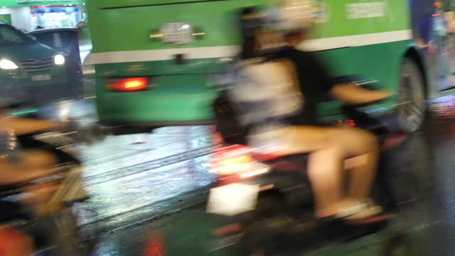 Tráfico-de-la-noche-en-Vietnam