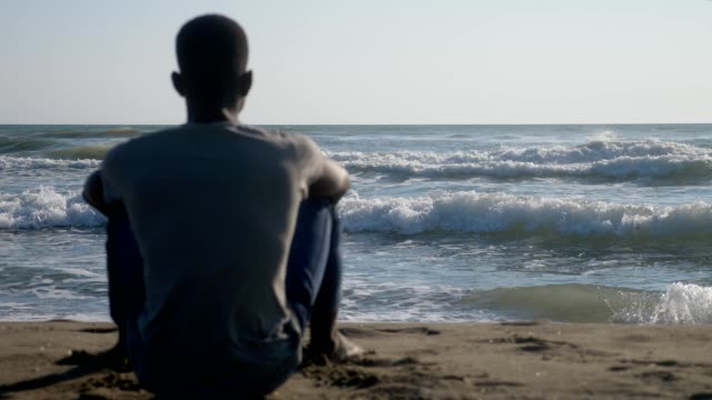 Falta-la-madre-África.-solo-migrantes-negro-mirando-el-océano-pensando-en-África