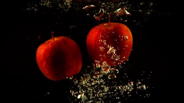 Falling-of-apples-in-water.-Slow-motion.