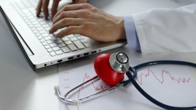 Kardiologie---Arzt-Kardiologe-auf-Laptop-Computer-im-Büro-arbeiten