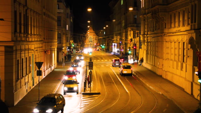 Timelapse-Auto-vorbei-am-Silingrovo-Stadtplatz-in-Brünn,-die-öffentlichen-Verkehrsmittel-in-der-Nacht-auf-der-Durchreise-lange-Straße-voller-Farben-und-Lichter