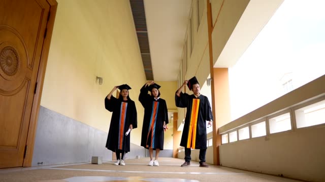 Graduados-negro-usan-trajes-negros-en-el-día-de-la-graduación-en-la-Universidad.
