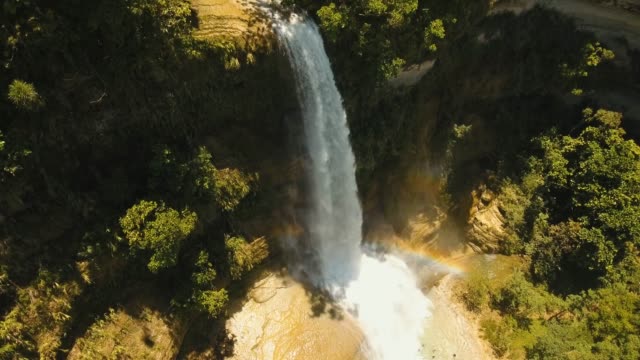 Wunderschönen-tropischen-Wasserfall