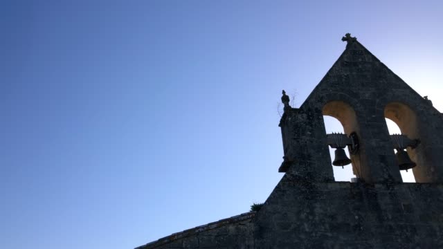 Luftbild-Kirche-Glocke-im-blauen-Himmel