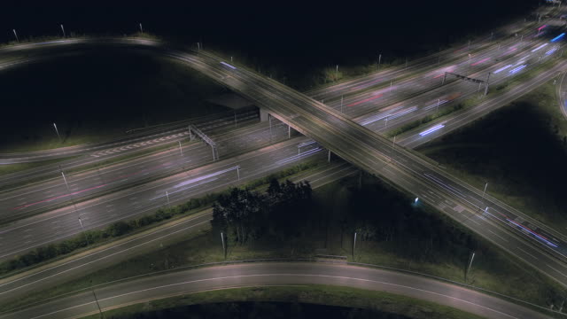 Aerial-Zeitraffer-von-Fahrzeugen-auf-einer-britischen-Autobahn-bei-Nacht