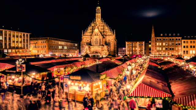 Nürnberger-Weihnachtsmarkt-(Christkindlesmarkt).-Nacht-Zeitraffer.-Zoom-Effekt