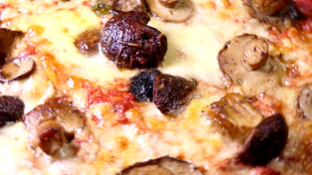 Gebackene-Pizza-mit-Käse-und-Pilzen-hausgemachte.-Schuss-zu-spinnen.