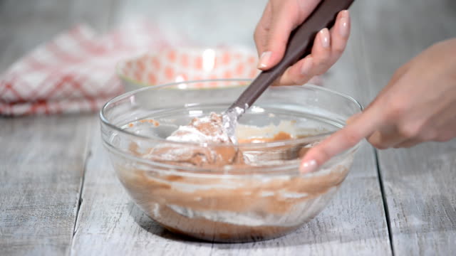 Kakaopulver,-Mehl-und-geschlagenen-Eiern-mischen.-Herstellung-von-Schokolade-Schicht-Kuchen.-Serie.