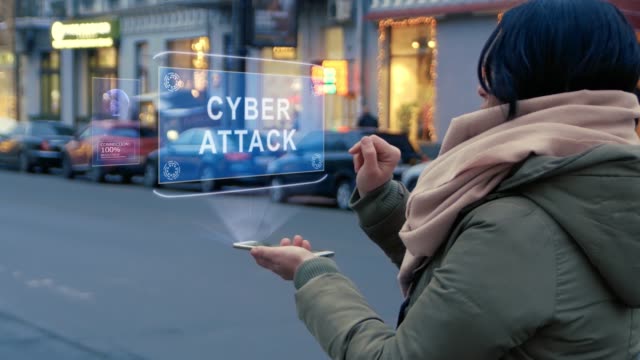 Unerkennbare-Frau,-die-auf-der-Straße-steht,-interagiert-HUD-Hologramm-mit-Text-Cyber-Angriff