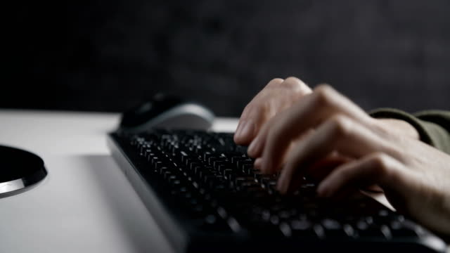 Hände-tippen-auf-eine-Computer-Tastatur