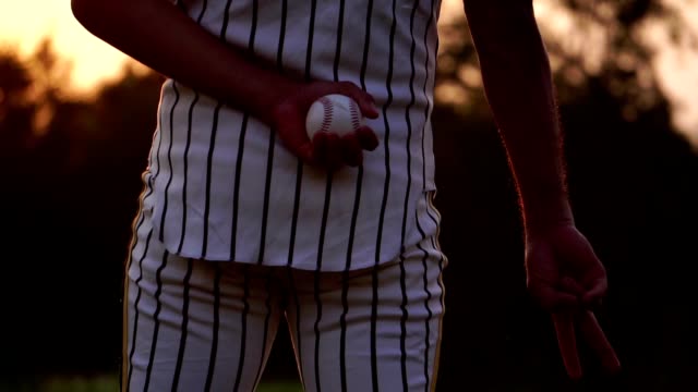 Los-hombres-de-béisbol-son-señales-de-mano-a-sus-compañeros-antes-de-lanzar-una-pelota