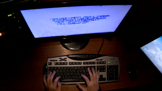 hacker.-Ein-Hacker-knackte-den-Code-mit-Computern.