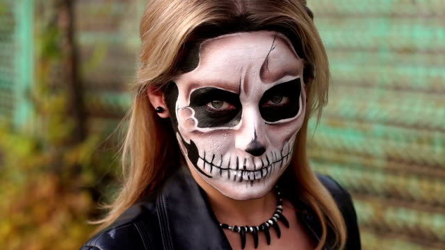 Nahaufnahme-porträt-eines-gotischen-Mädchens-mit-einem-gruseligen-Make-up.-Outfit-für-Halloween.