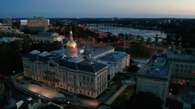 Waterfront-Section-Trenton-New-Jersey-Delaware-River-und-Capital-Statehouse