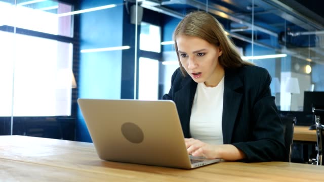 Mujer-enojada-trabajando-en-ordenador-portátil