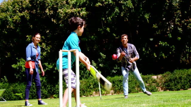 Glückliche-Familie-spielen-cricket