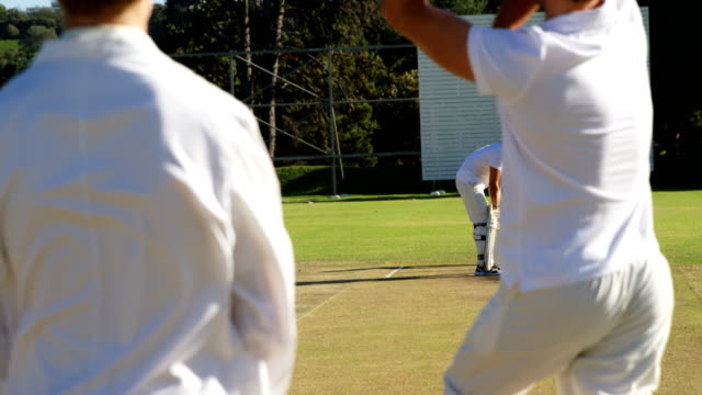 Bowler-liefert-Ball-während-Cricket-match