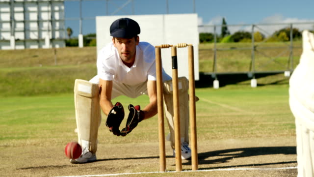 Wicketwächter-Cricketball-hinter-Stümpfe-während-Spiels-sammeln
