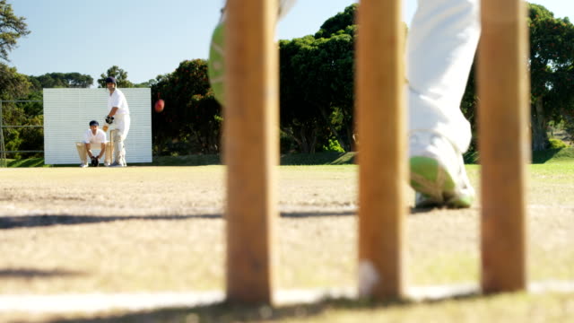 Bowler-liefert-Ball-während-Cricket-match