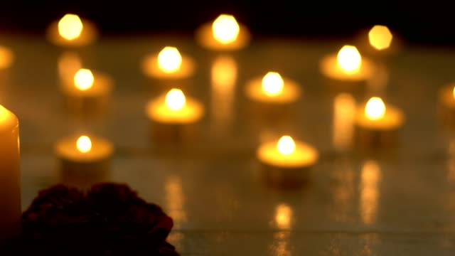 Weiße-Kerzen-leuchten-mit-Rose-auf-weißen-Schreibtisch,-Romantik-Thema
