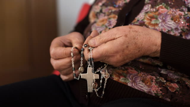 close-up-on-Hands-of-an-old-woman-snatching-the-rosary-while-praying