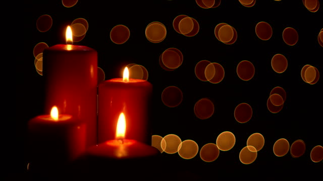 Leuchtet-rote-Teelichtern-auf-Bokeh-Hintergrund
