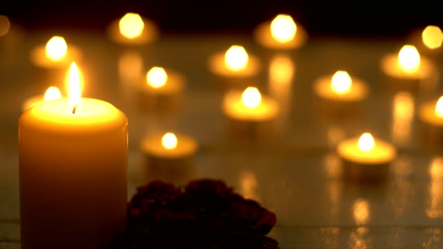 Weiße-Kerzen-leuchten-Romantik-mit-rose