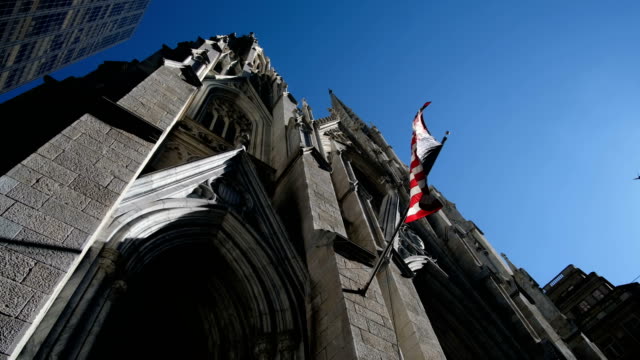 Bandera-americana-ondeando-en-Saint-Patrick-Church-en-Nueva-York