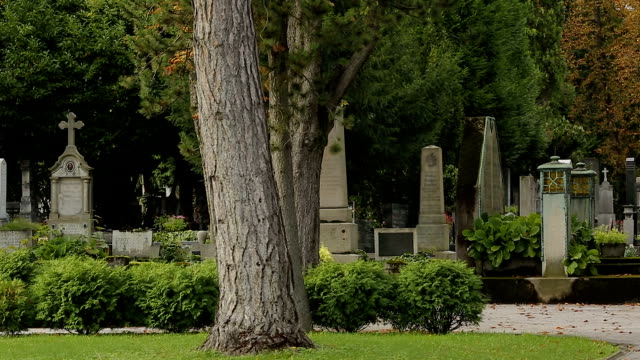 Panorama-der-wunderschönen-Mirogoj-Friedhof-Park-mit-vielen-Gräber-und-Grüften