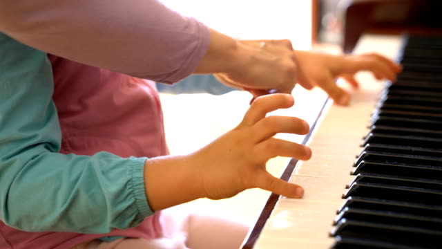 kleines-Mädchen-lernt-Klavier-spielen