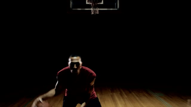 Un-jugador-de-baloncesto-haciendo-regates-jugadas-y-practicar-en-cancha.