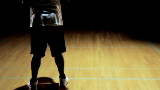 Ein-Basketball-Spieler-schießt-einen-Freiwurf-und-macht-es.