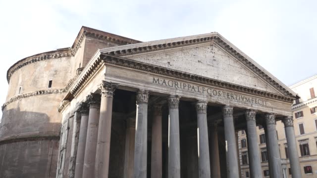 Gebäude-mit-Säulen-in-Italien