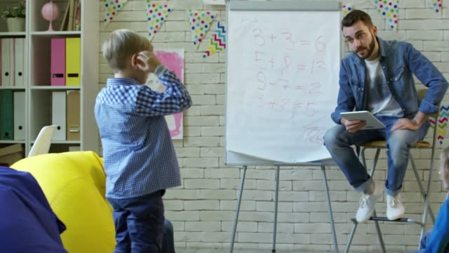 Hombre-dando-lecciones-de-matemáticas-para-niños