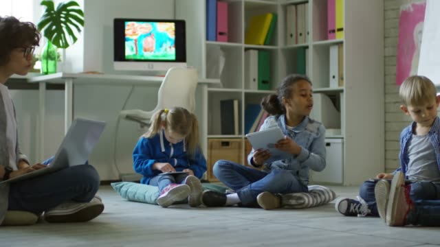 Kleine-Kinder-mit-digitalen-Tabletten-im-Kindergarten
