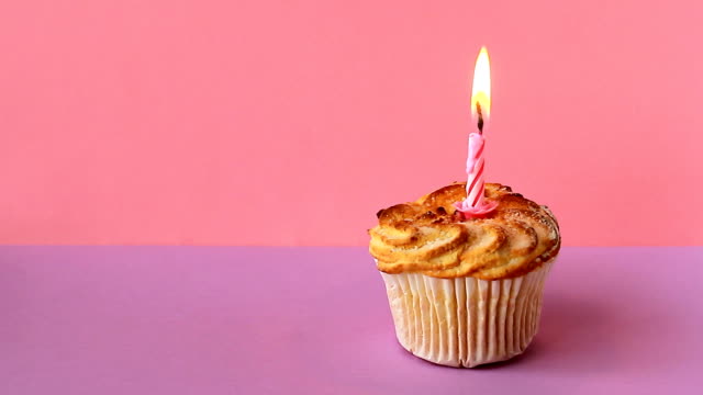 Alguien enciende velas de feliz cumpleaños: video de stock
