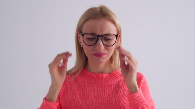 Verärgert-Frau-leiden-unter-Kopfschmerzen,-Brille-abnehmen