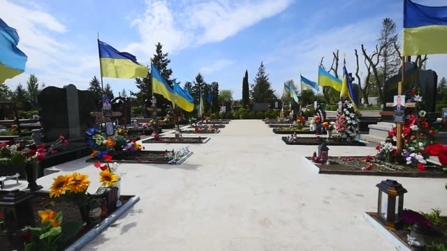 Cemetery.Graves-de-soldados-de-las-formaciones-de-ejército-y-nacionalista-ucraniana-murieron-durante-Guerra-Civil-2014-16-de-ucraniano-en-el-Donbass