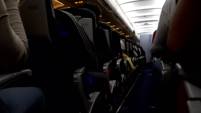 Interior-de-avión-con-pasajeros-en-el-asiento-durante-el-vuelo.-Sillas-en-el-pasillo