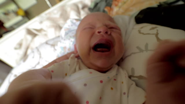 Neugeborene-baby-weint