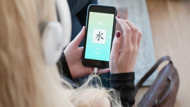 mujer-con-lengua-extranjera-Aprende-Chino-teléfono-móvil-app