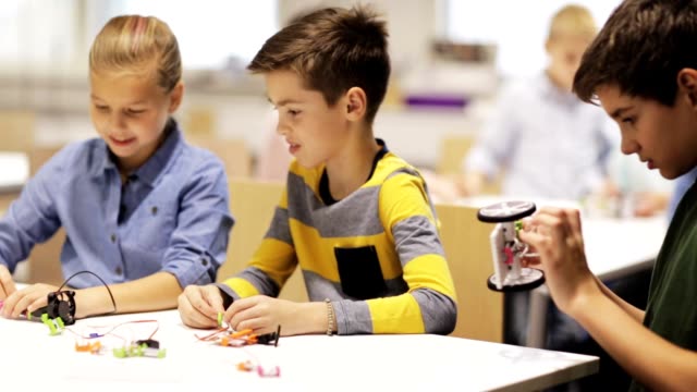 niños-felices-aprendiendo-en-la-escuela-de-robótica