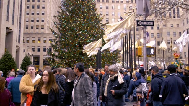 Video-von-den-Weihnachtsbaum-im-Rockefeller-Center-mit-großen-Gruppen-von-Touristen