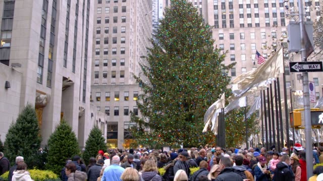 Video-von-den-Weihnachtsbaum-im-Rockefeller-Center-mit-großen-Gruppen-von-Touristen