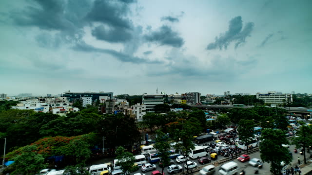 Abend-Stadtverkehr-bewegen-Timelapse---Silk-Board-Junction-Bangalore-Indien