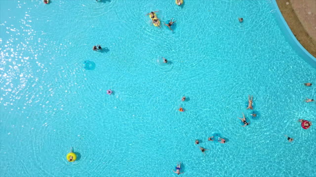 Sommer-Tag-berühmten-Wasserpark-Freibad-Luftbild-unten-Ansicht-Panorama-4k