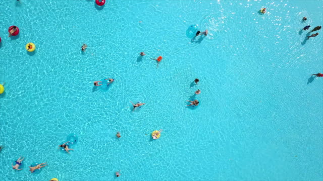 día-al-aire-libre-piscina-de-verano-aérea-abajo-panorama-vista-4k