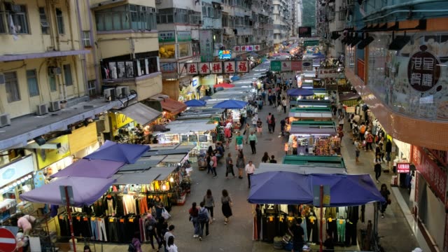 Die-Menschen-gehen-in-die-nassen-Markt-von-Mong-Kok,-Hong-Kong